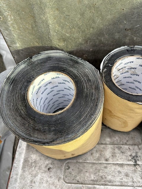 隅棟部瓦役物カバー設置に使用する防水テープ