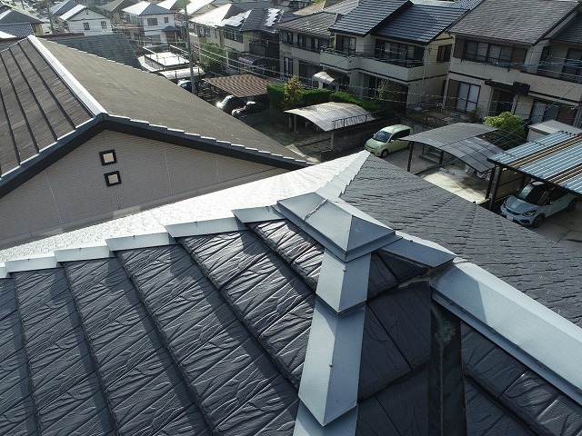 豊明市で平板瓦屋根の無料点検、棟板金・差し棟板金・谷板金に経年劣化