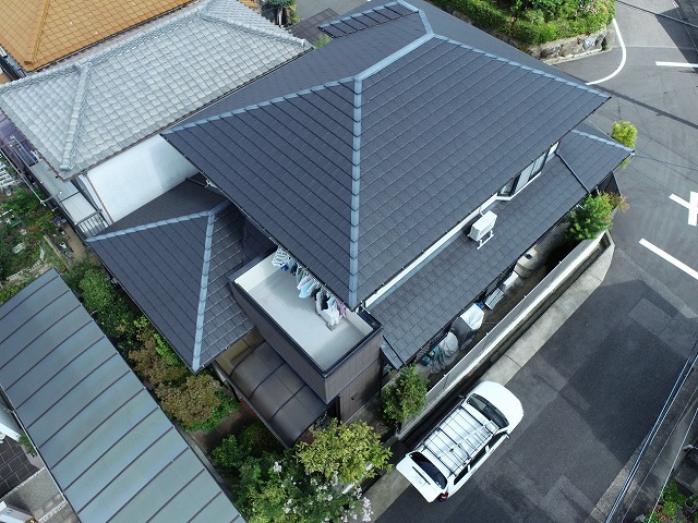 名古屋市天白区で瓦屋根のドローン点検、棟板金に色あせなどの経年劣化