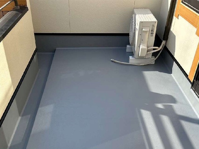 名古屋市南区で色あせや苔が目立つベランダ防水のトップコート塗り替え