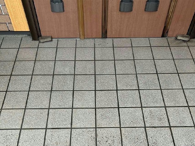 名古屋市南区の住宅でひび割れが生じた玄関ポーチのタイル張り替え