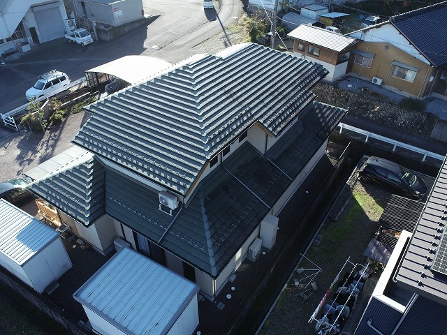 名古屋市南区で屋根の定期点検、瓦屋根の板金役物に色あせやサビなどの劣化を確認