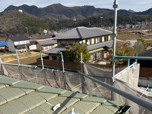 名古屋市南区にて劣化した差し棟板金へ耐久性に優れる瓦役物のカバー設置の様子