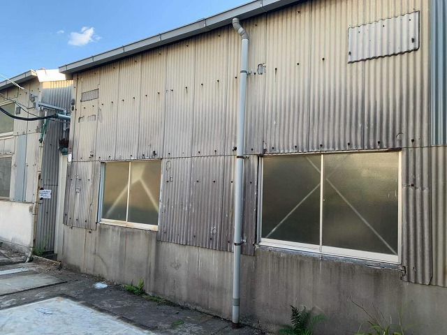 工場建物の外壁仕上げ材の波型スレートの劣化状況