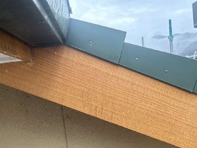 名古屋市南区でケラバ部役物取り替え、既存ケラバ板金撤去後の下地補強の様子