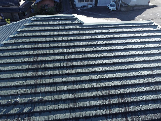 名古屋市南区で棟部役物取り替え、既存棟板金の撤去と土台へ樹脂胴縁取り付け