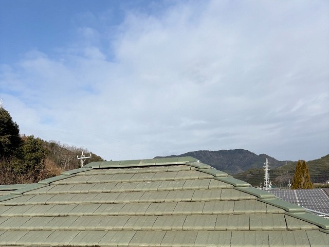 名古屋市南区の屋根役物取り替え改修工事で防災瓦の同質棟瓦の設置が完了