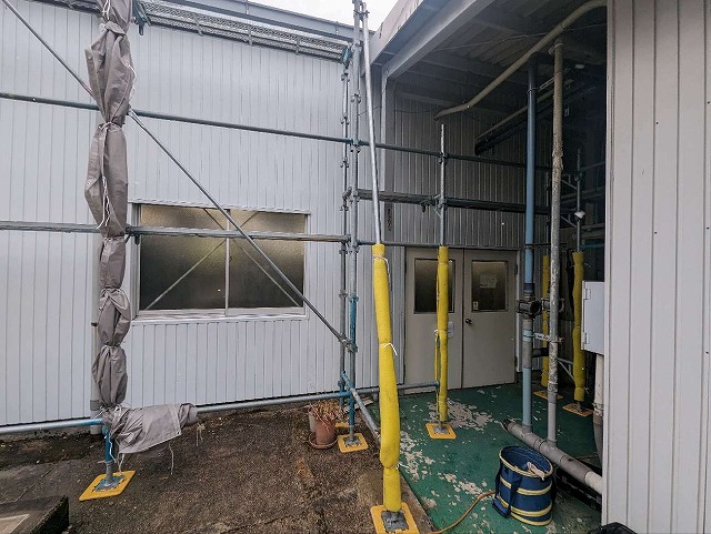 名古屋市天白区で工場の波型スレート外壁に角波のガルバリウム鋼板をカバー工法で施工