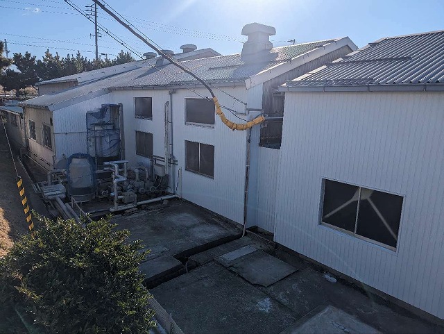 名古屋市天白区にて工場波型スレート外壁のカバー工法メンテナンスのビフォーアフター