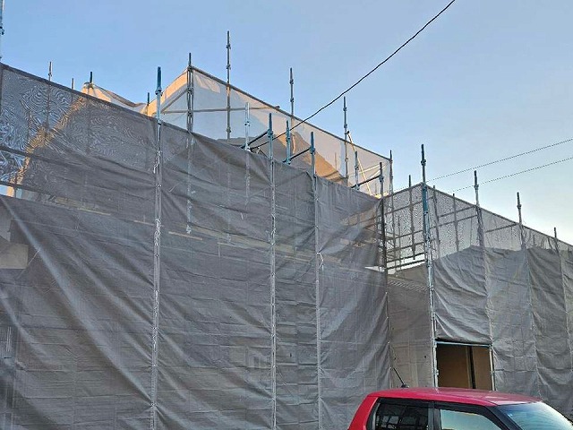 豊明市でスタートする屋根棟板金・ケラバ板金の瓦役物取り替えに向けた足場設置