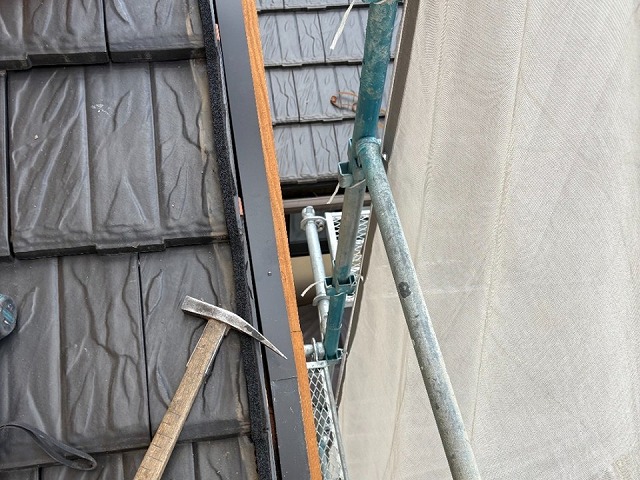 豊明市にて屋根ケラバ板金の取り替え、ケラバ部木下地へ水切り材取り付け・補強