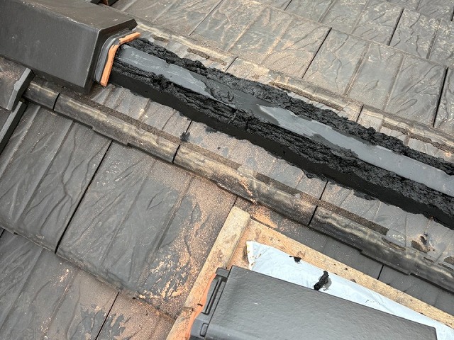 豊明市で屋根大棟部の役物取り替え、モルロックを用いて棟瓦の土台を形成