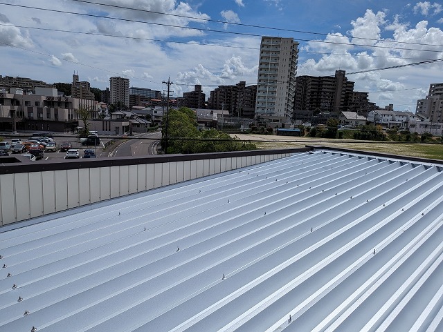 名古屋市天白区でカバー工法による折板屋根工事、タイトフレームと新規折板屋根の設置