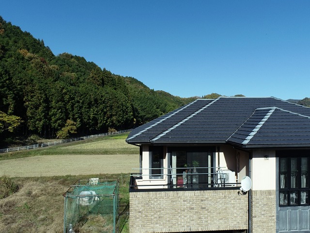 豊明市の住宅で屋根の定期点検を実施、瓦屋根の棟板金に経年劣化の進行を確認