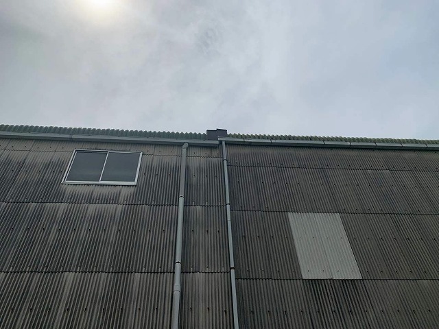 工場建物の外壁仕上げの小波スレート