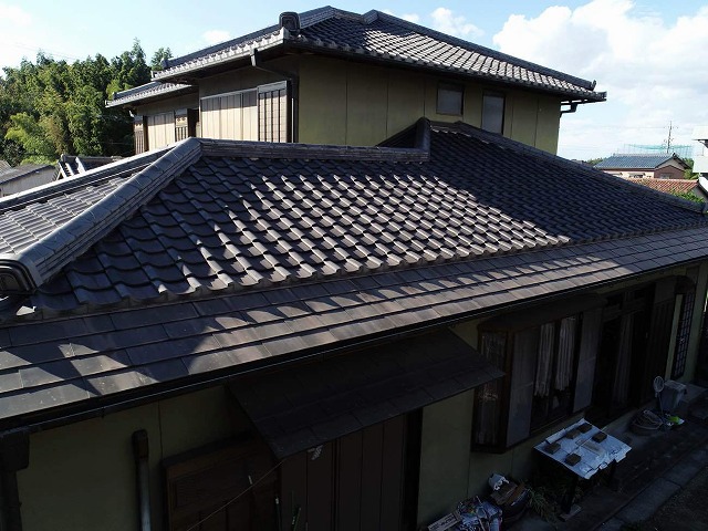 大府市の住宅で瓦屋根の無料点検を実施、棟部を支える漆喰の変色などを確認