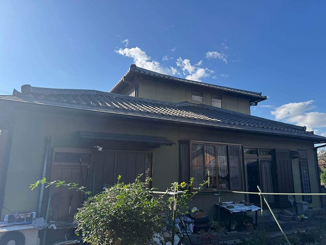 大府市の住宅で雨戸への塗装工程、塗料の密着を高めるケレン（下地処理）の様子