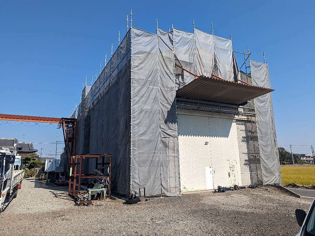 海部郡飛島村で波型スレート屋根のカバー工法メンテナンス、足場設置と折板屋根の搬入
