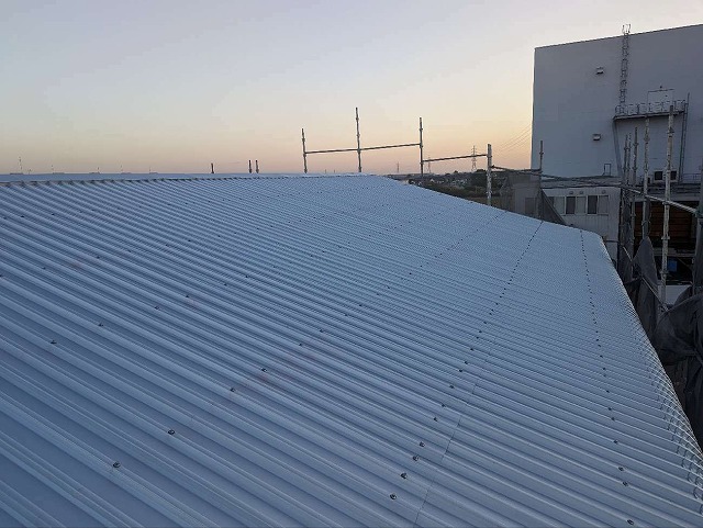 海部郡飛島村の工場でガルバリウム鋼板製の折板屋根を用いたカバー工事本体施工の様子