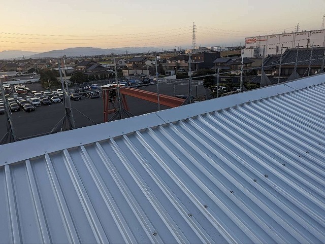 工場建物の波型スレート屋根カバー工事で棟板金の設置