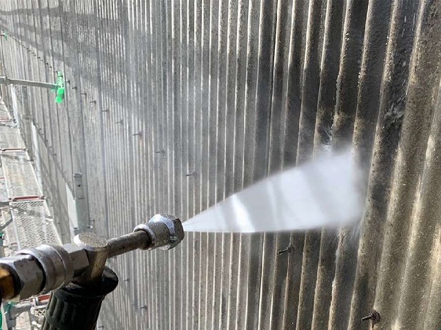 海部郡飛島村にて工場建物の外壁塗装メンテナンス、塗料の付きをよくする高圧洗浄作業