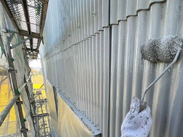 海部郡飛島村で工場の波型スレート外壁にラジカル制御型塗料を用いた仕上げ塗装の様子