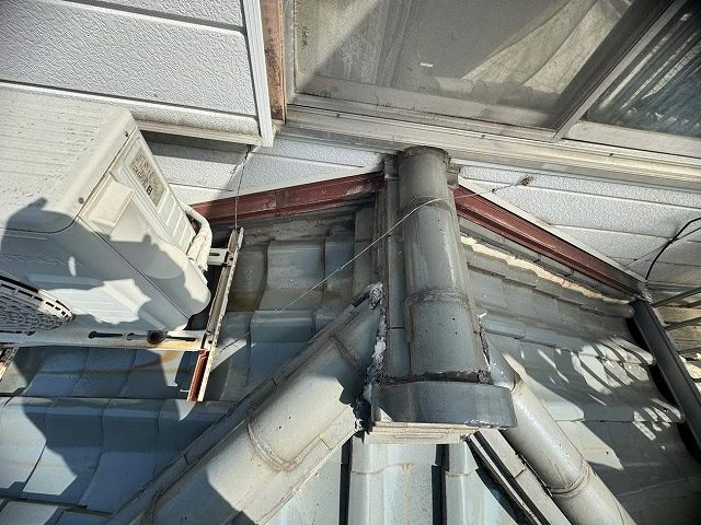 ガルバリウム鋼板屋根で葺き替え工事を行う瓦屋根