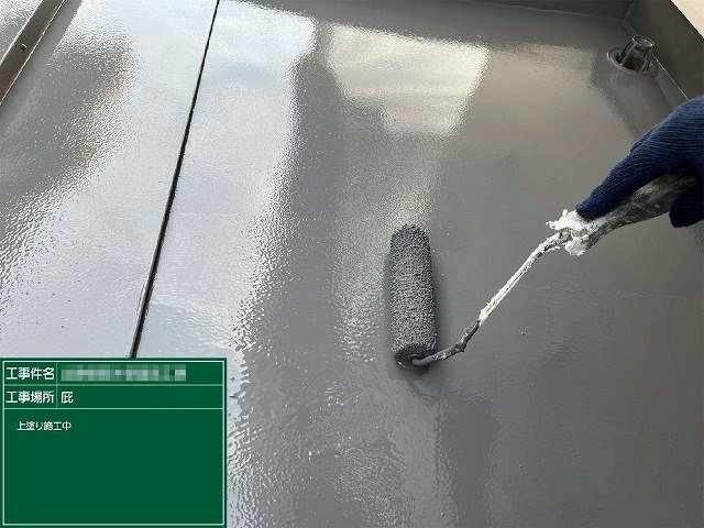 外壁塗装メンテナンスの庇板金への上塗り施工状況