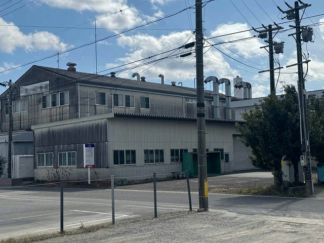 カバー工法による改修工事を行う工場建物の外観