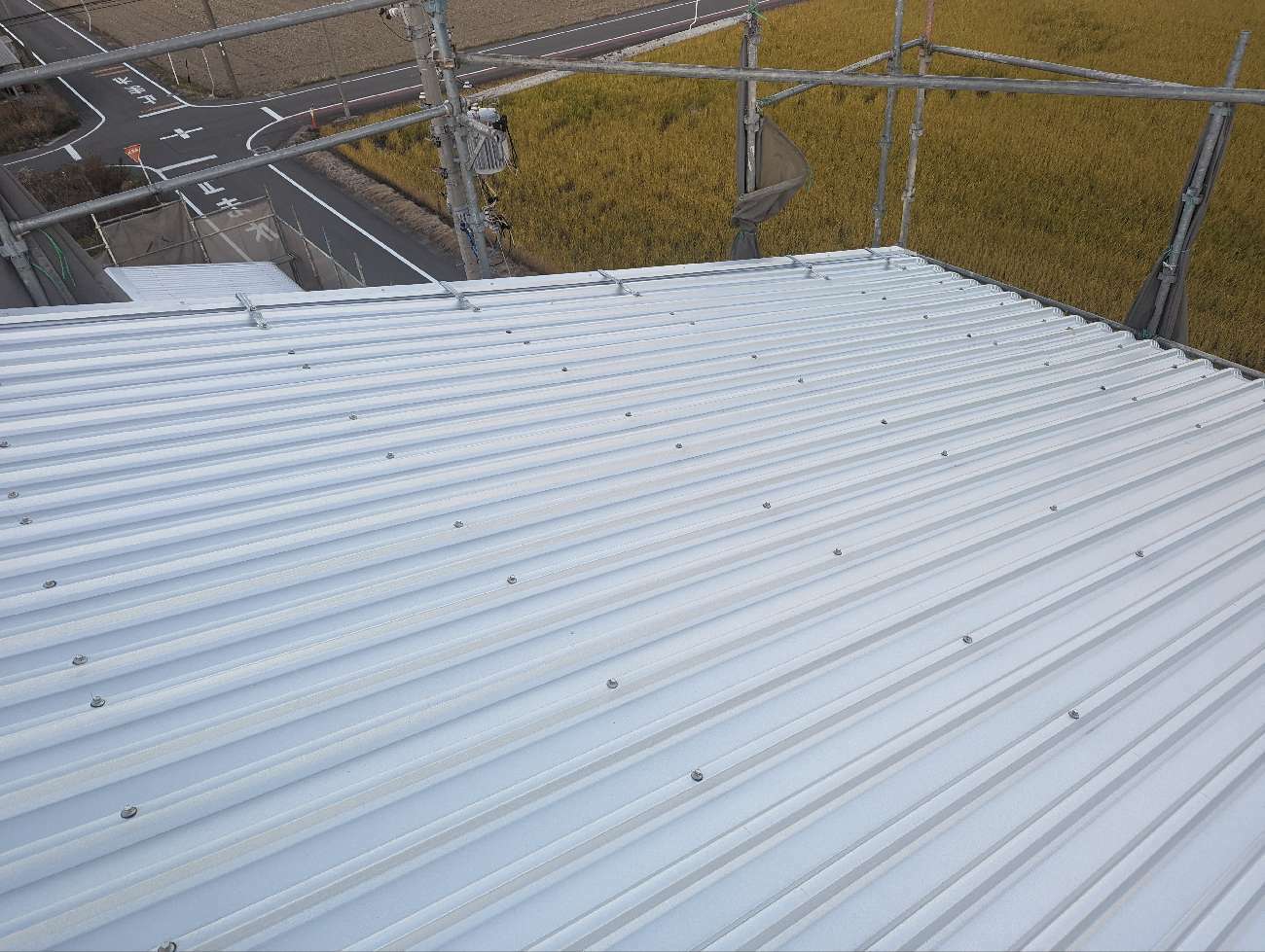 屋根カバー工事のケラバ板金の設置
