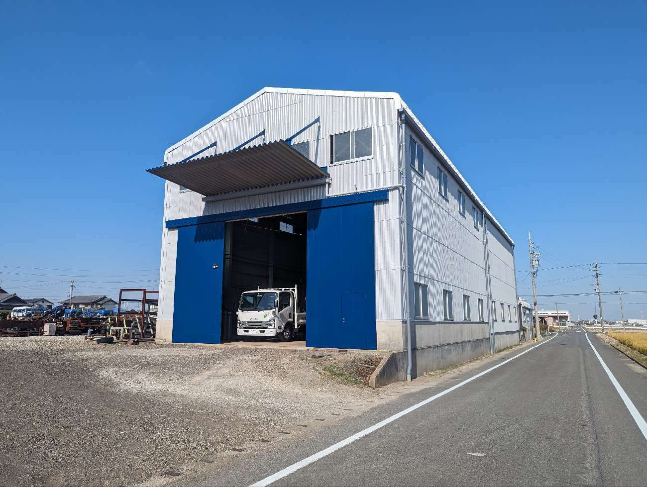 外壁塗装後の工場建物外観