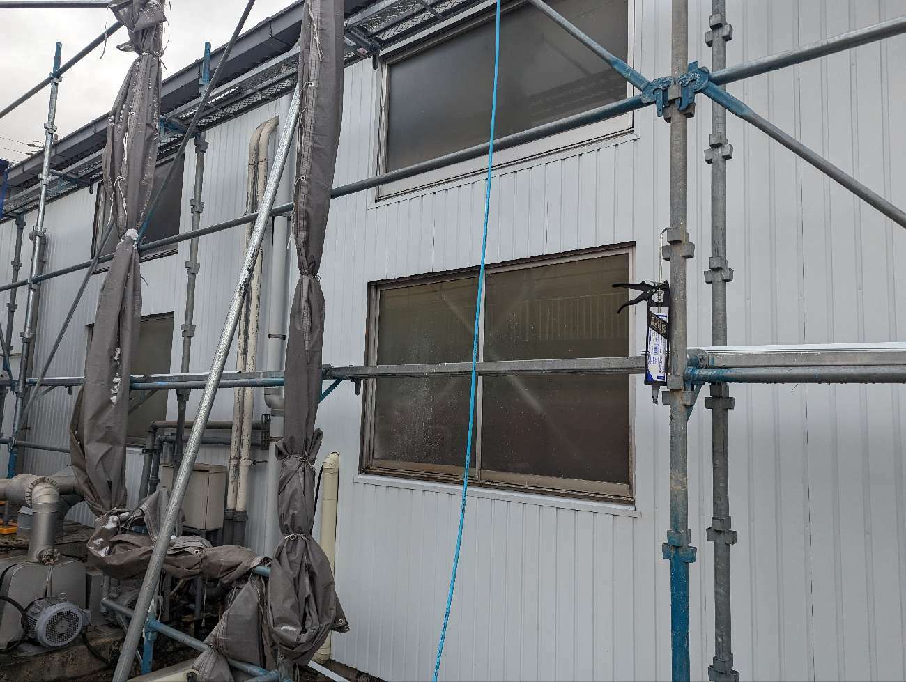 角波ガルバリウム鋼板の張り施工の完了