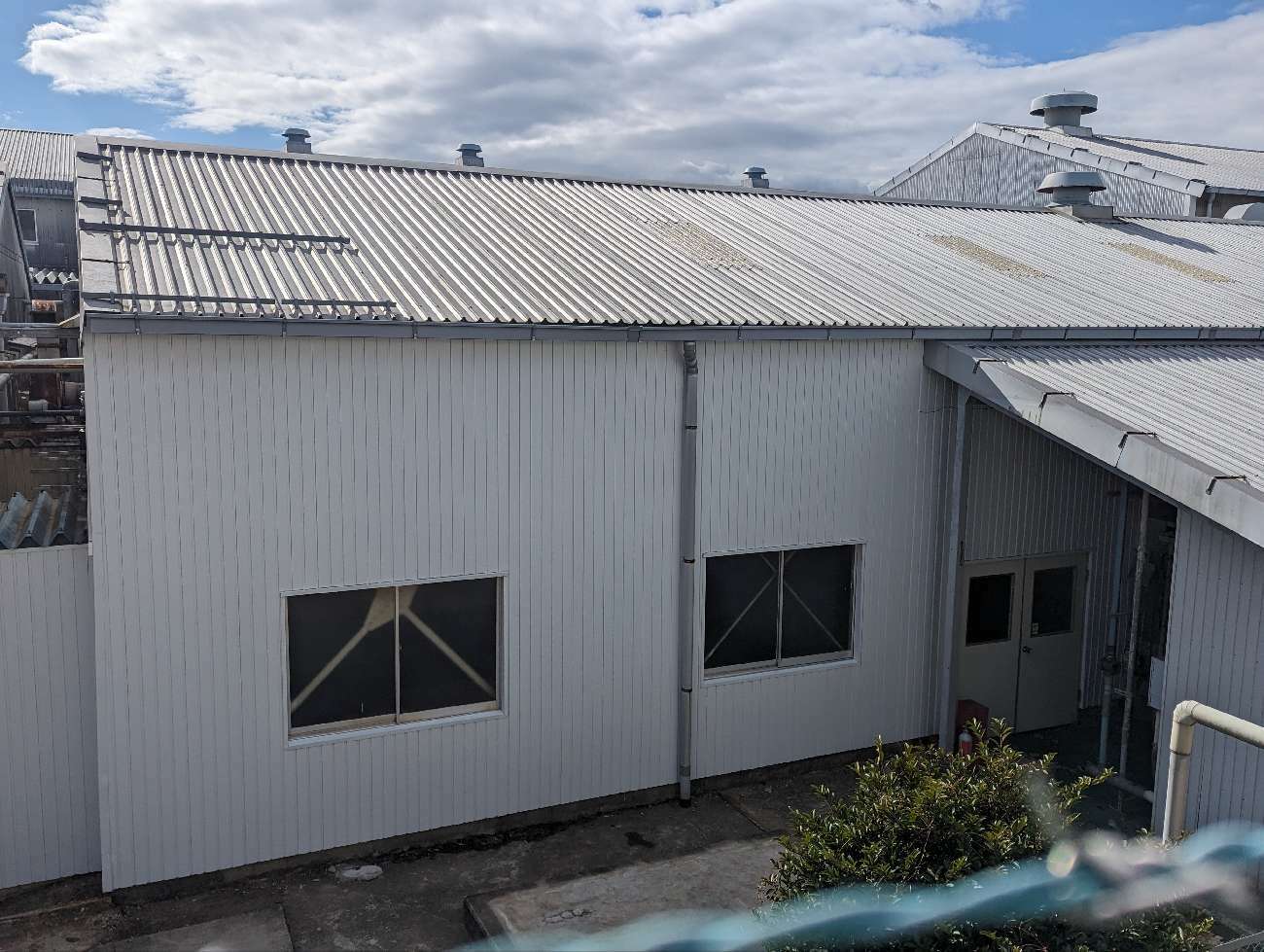 角波ガルバリウム鋼板による仕上げ