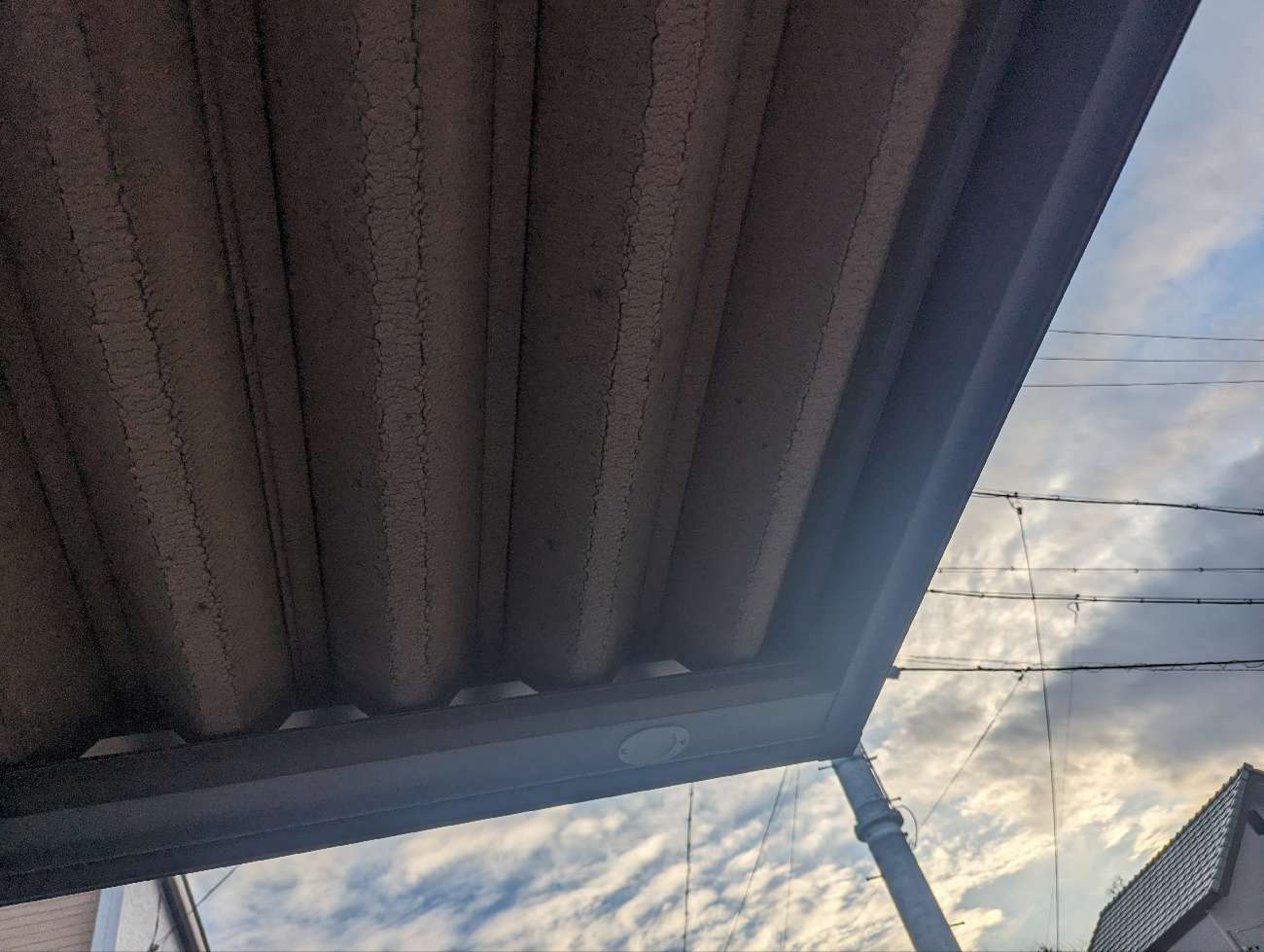 折板屋根に施されたペフ