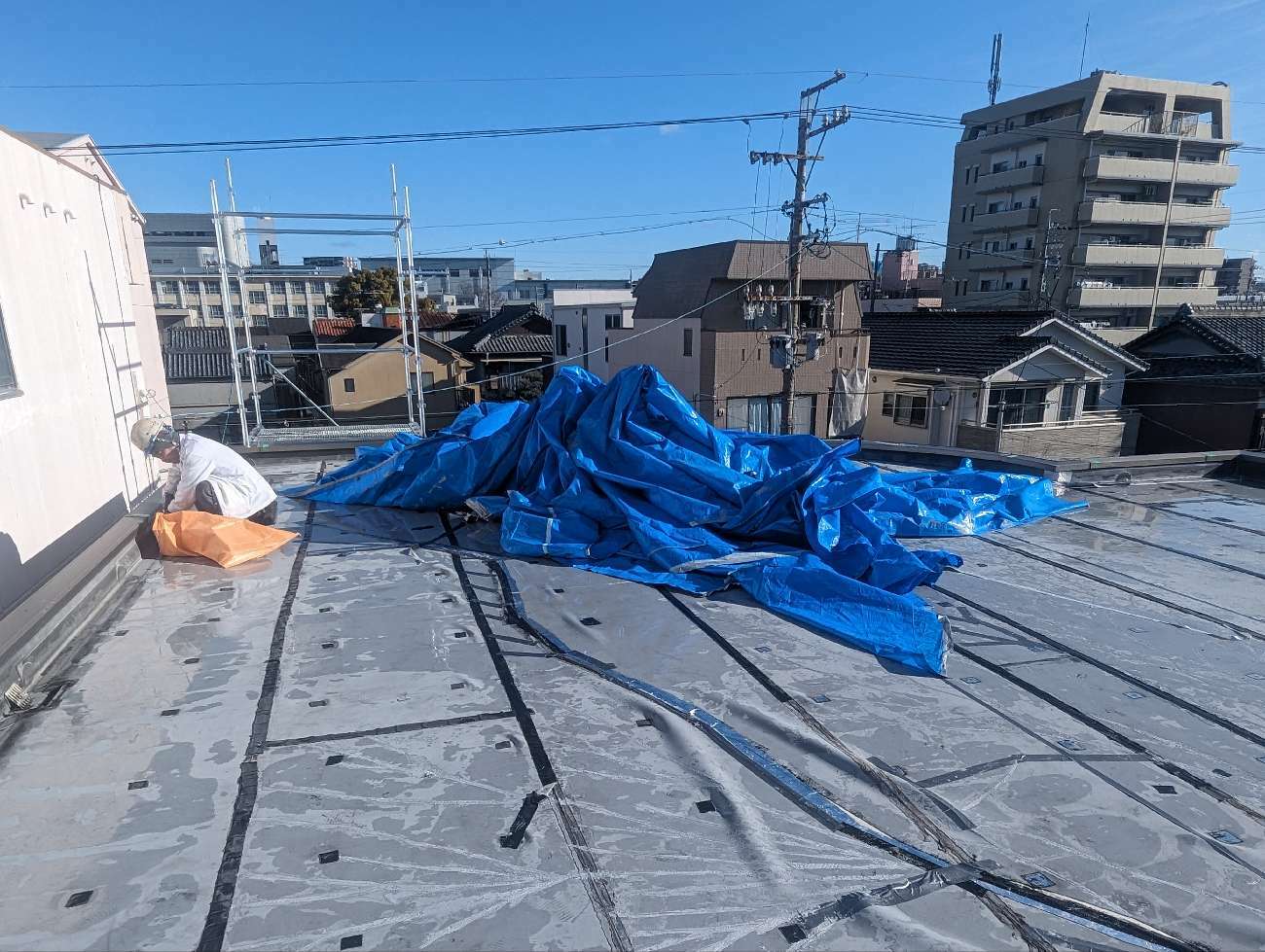 ブルーシートや防水テープの撤去
