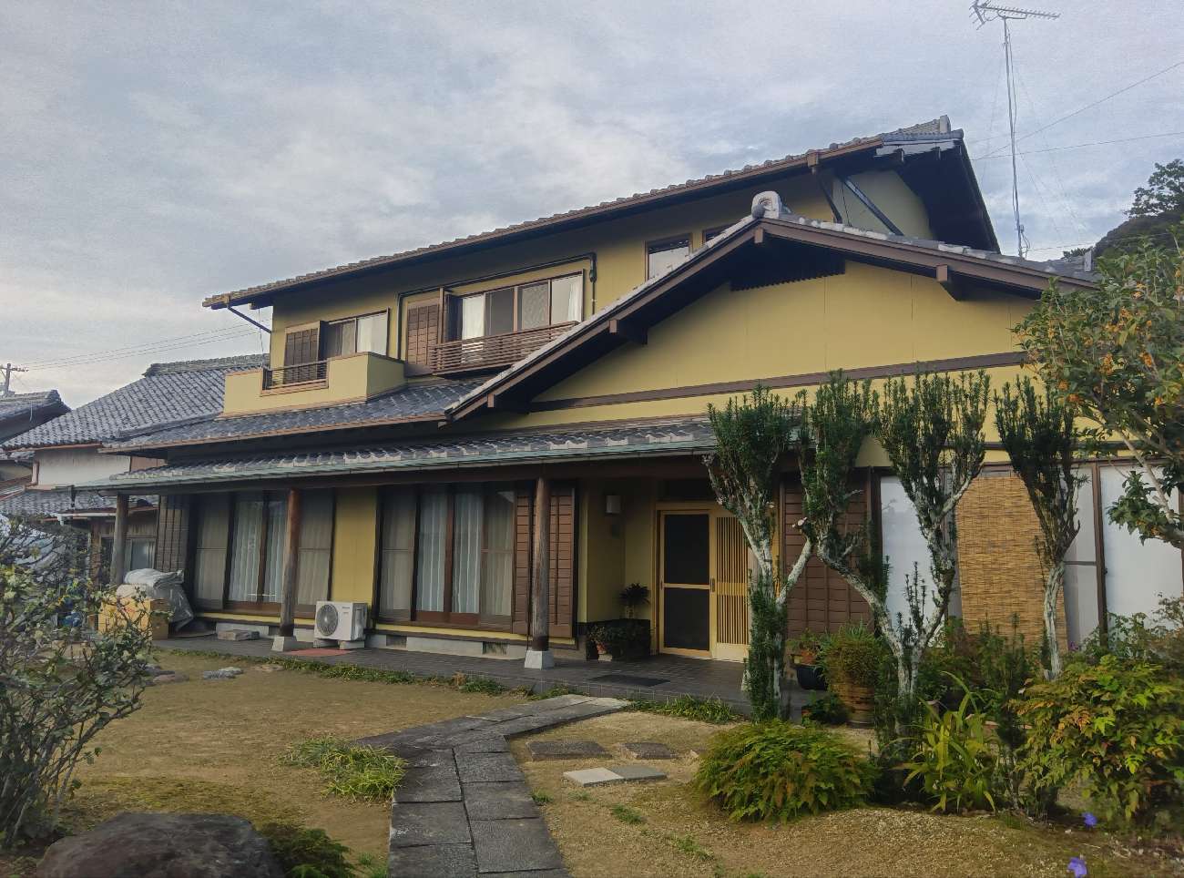漆喰詰め直しと鉄部塗装を行う大府市の住宅