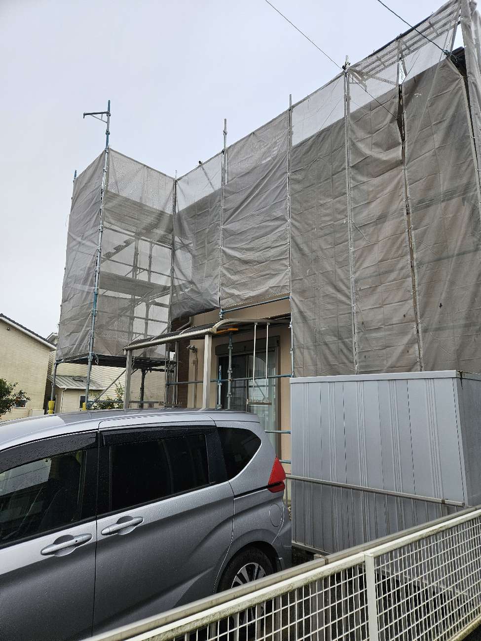 棟瓦の取り直しに伴う仮設足場の設置