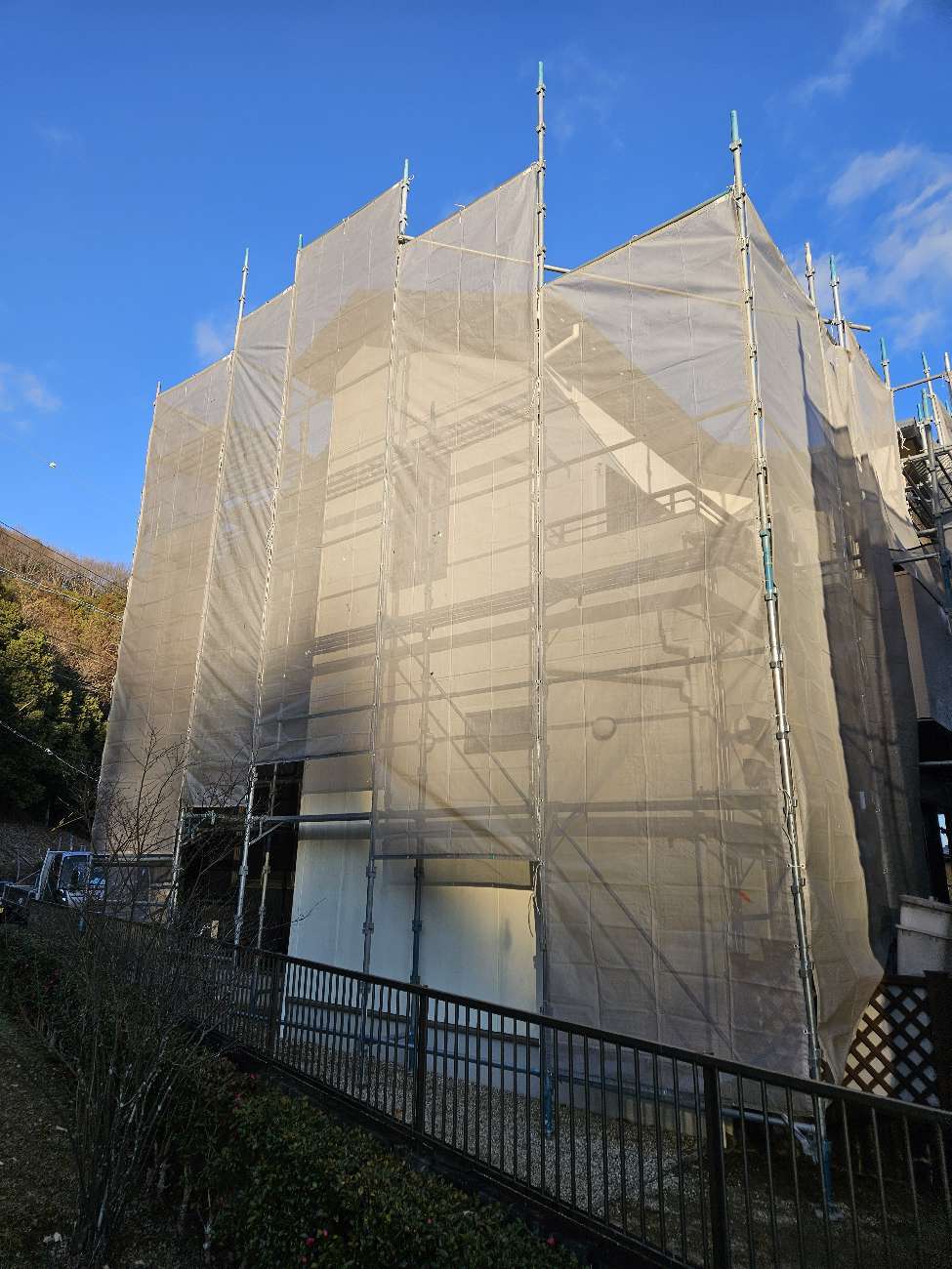 豊田市　棟板金葺き替え工事に伴う足場の設置