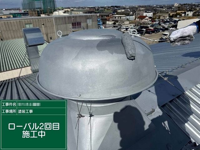 工場建物屋根改修工事のダクト部に対するローバル2回目塗装