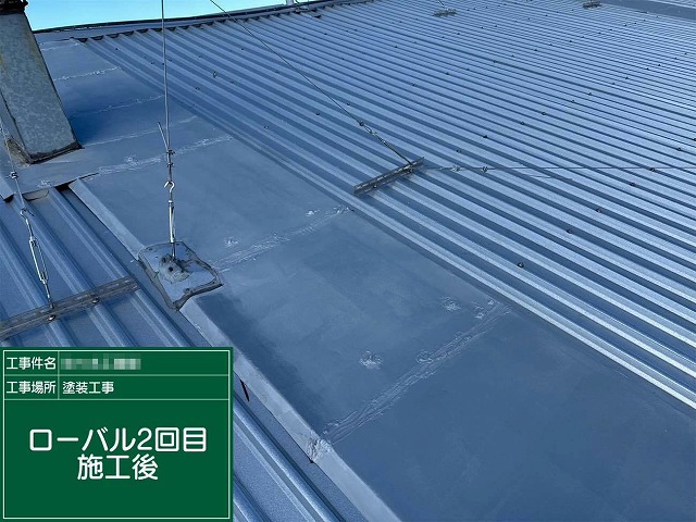 工場建物屋根改修工事の板金部材に対するローバルを用いた塗装が完了