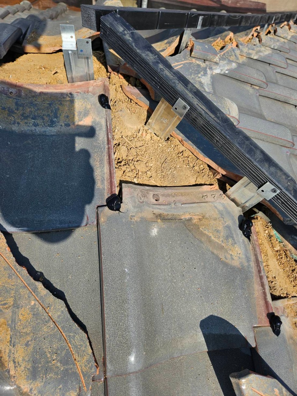 棟瓦取り直し工事の樹脂製垂木の設置