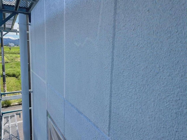 コーキングの打ち替えやひび割れ補修をしたALC外壁に3回塗り工程の下塗り