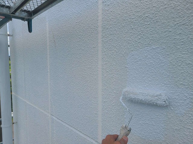 雨漏りしていたALC外壁に白色の塗料で塗装メンテナンス