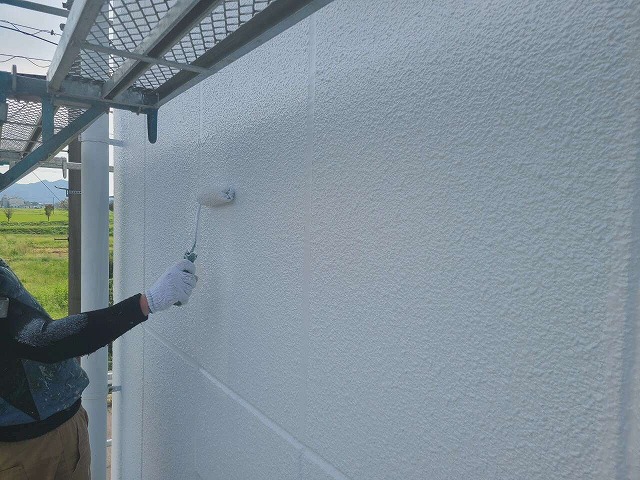 工場建物のALC外壁に塗装を行う塗装工