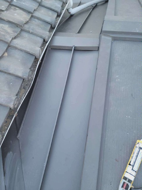 立平葺きによるガルバリウム鋼板屋根の棟板金