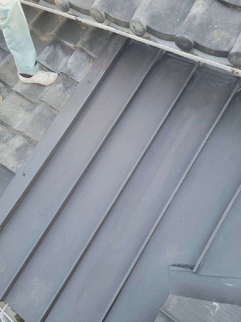 ガルバリウム鋼板屋根の立平葺きで葺き替え工事が完了した状況