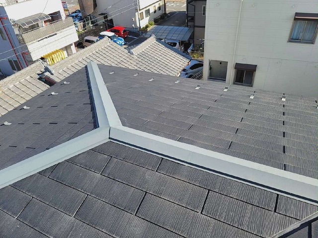 スレート屋根の劣化がある住宅の塗装工事前の様子