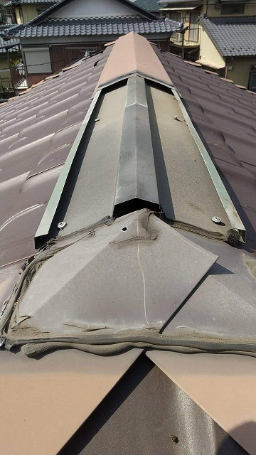 劣化による影響で剥がれた屋根の棟板金