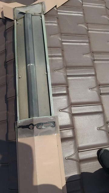 平板瓦の屋根に設置している板金役物が劣化で剥がれた状況