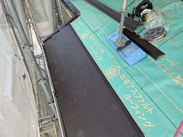 屋根カバー工法の板金部材